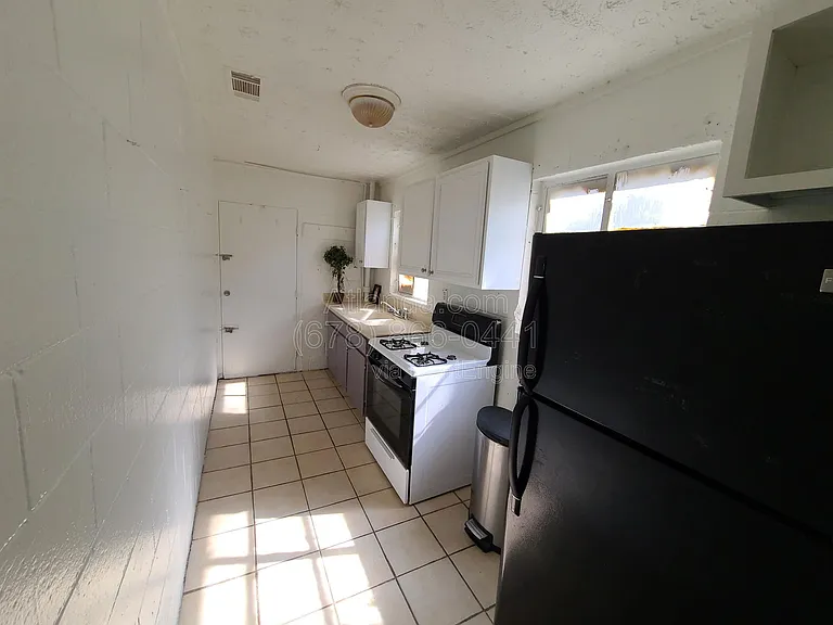 1178 Garibaldi St SW — Photo 3