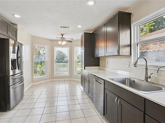 4th image of 929 Kingsway Dr E