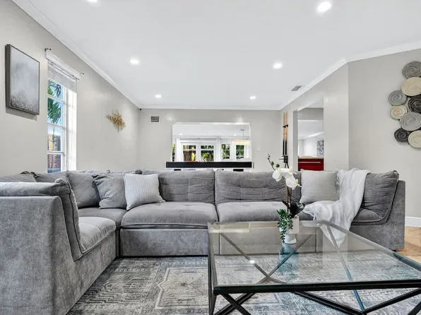 2423 NE 202nd St #Id1372367p, Miami, FL 33180