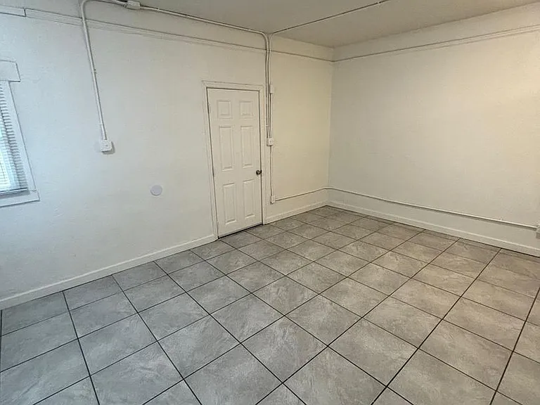 560 S Madison Ave — Photo 2