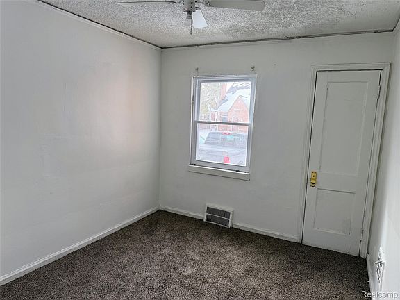 3rd image of 16572 Snowden St
