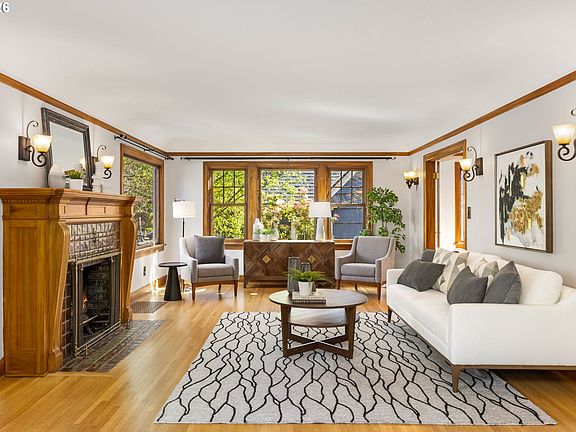 4th image of 3826 NE Couch St