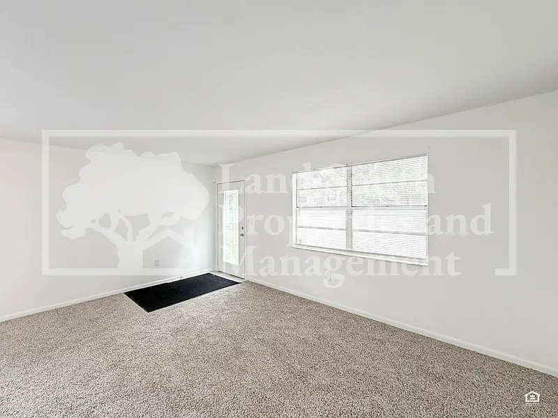 2 bed, 1.0 bath, 1953 sqft, $1,300 — Photo 4
