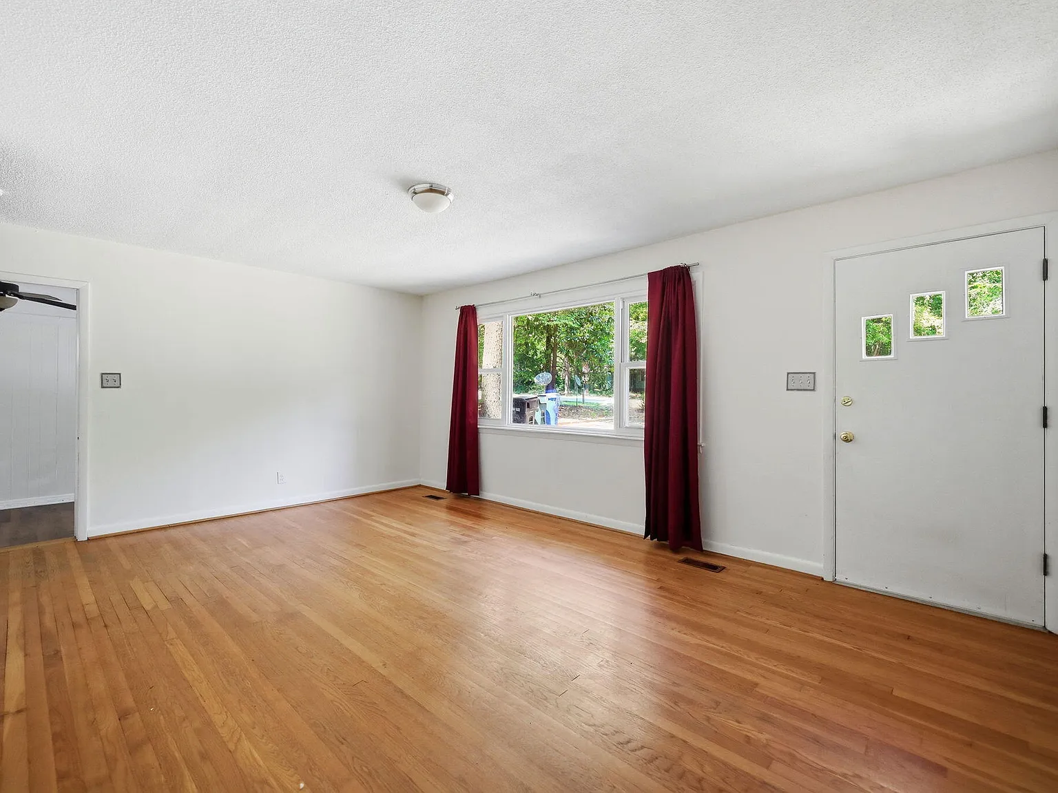 3 bed, 2.0 bath, 1600 sqft, $2,395 — Photo 4