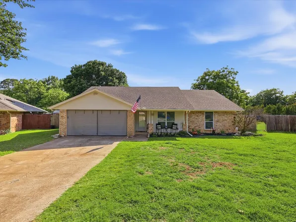 1003 Almond Ct, Mansfield, TX 76063