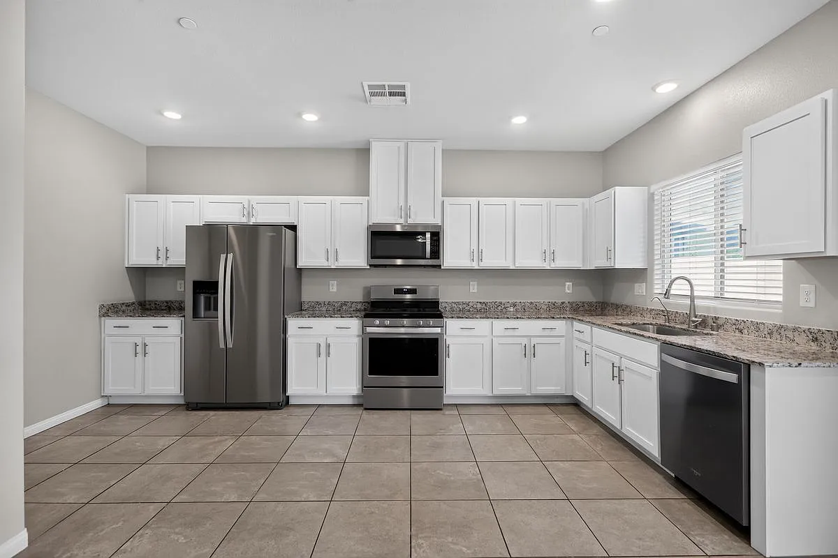 4 bed, 2.5 bath, 1674 sqft, $2,215 — Photo 2