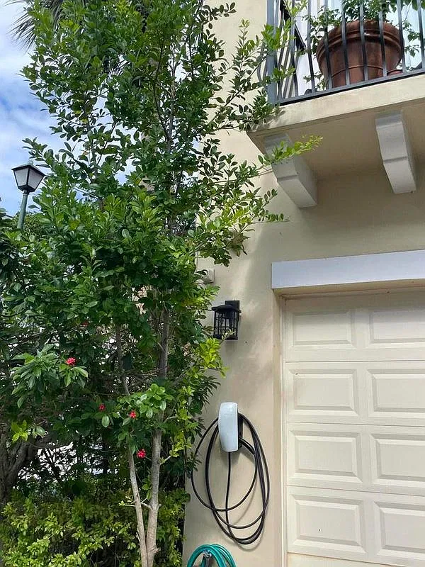 3 bed, 3.5 bath, 1957 sqft, $4,750 — Photo 2