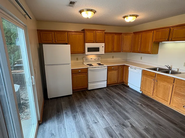 872 Edgewater Dr — Photo 3