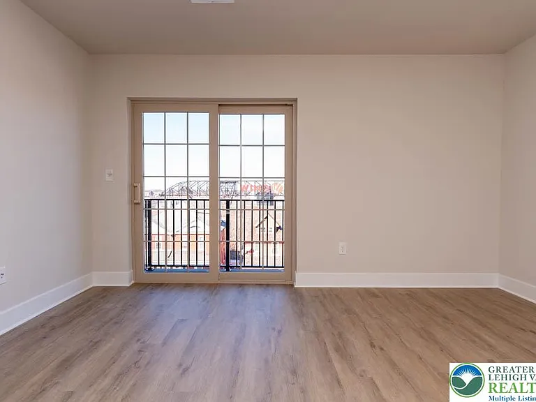 1275 E 4th St #202 — Photo 15