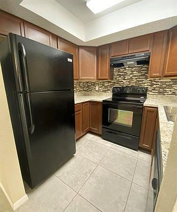 3rd image of 1537 SE Royal Green Cir