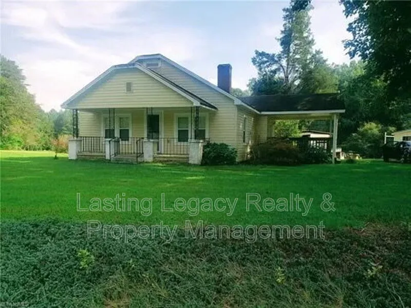 3 bed, 1.0 bath, $1,695 — Photo 3