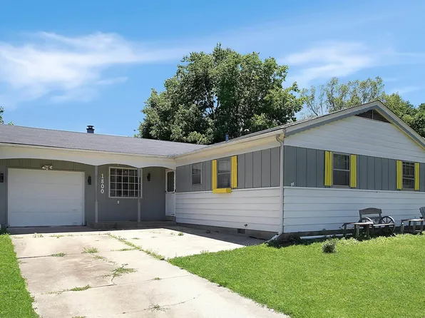 1800 E Saint Jude Ct, Peoria Heights, IL 61616