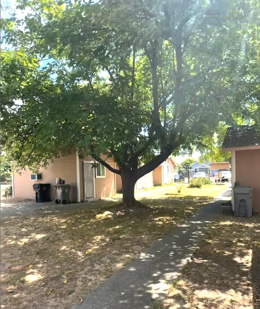 Cute and Clean 400sq ft Studio Available! — Photo 2