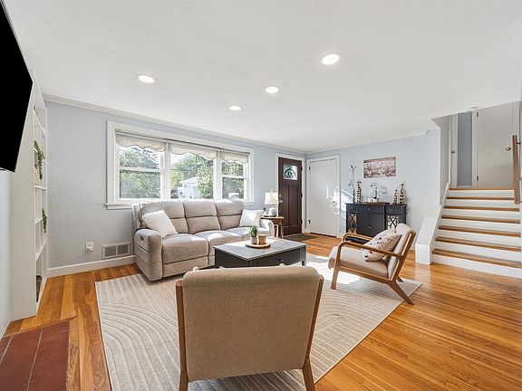 3rd image of 12 Dean Rd
