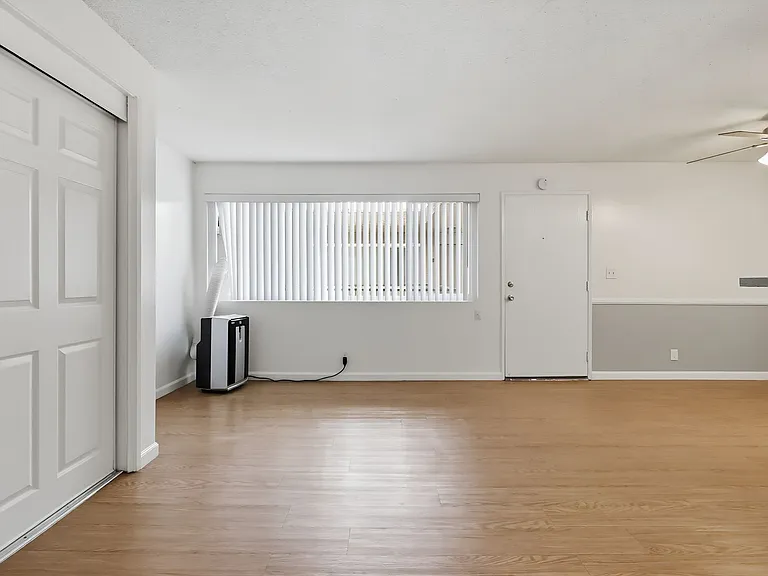Palms Apartments — Photo 9