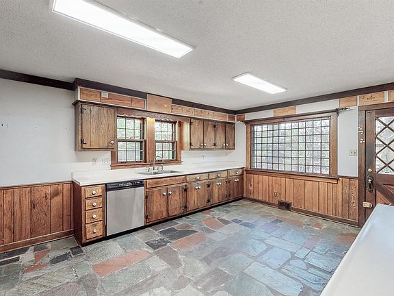 3rd image of 6918 Surrey Ln