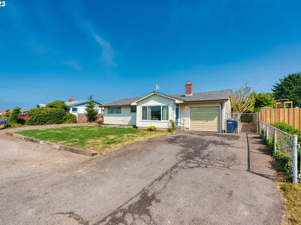 1216 Iris St, Brookings, OR 97415