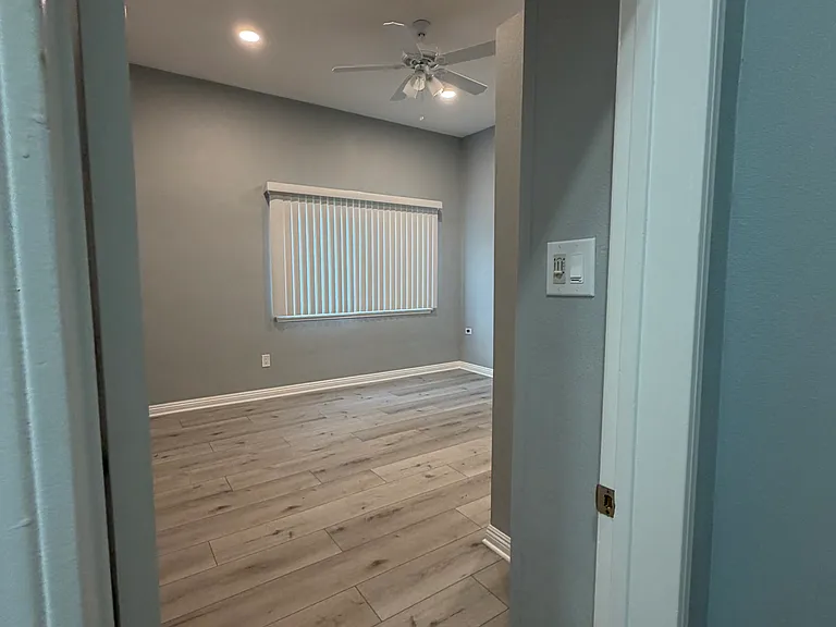 23242 Victory Blvd — Photo 9