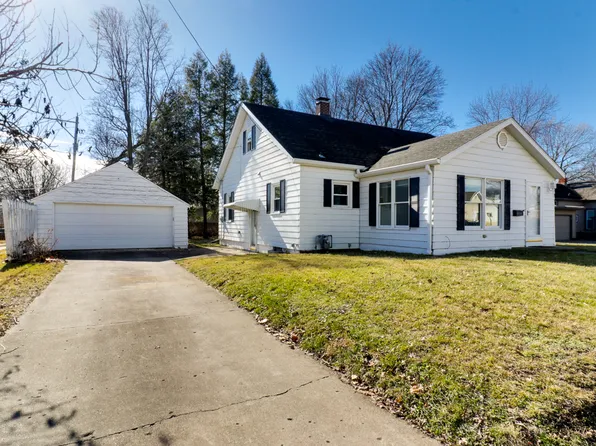 205 E 5th St, Mackinaw, IL 61755