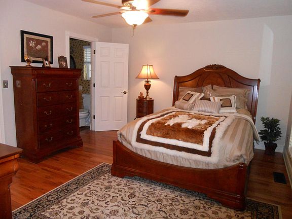 5th image of 652 Spruce Creek Dr