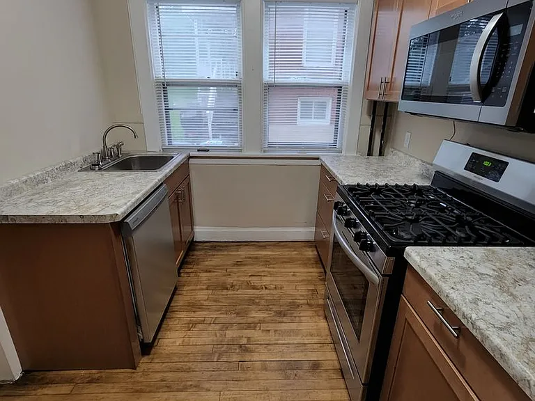 916 E Gorham St — Photo 39