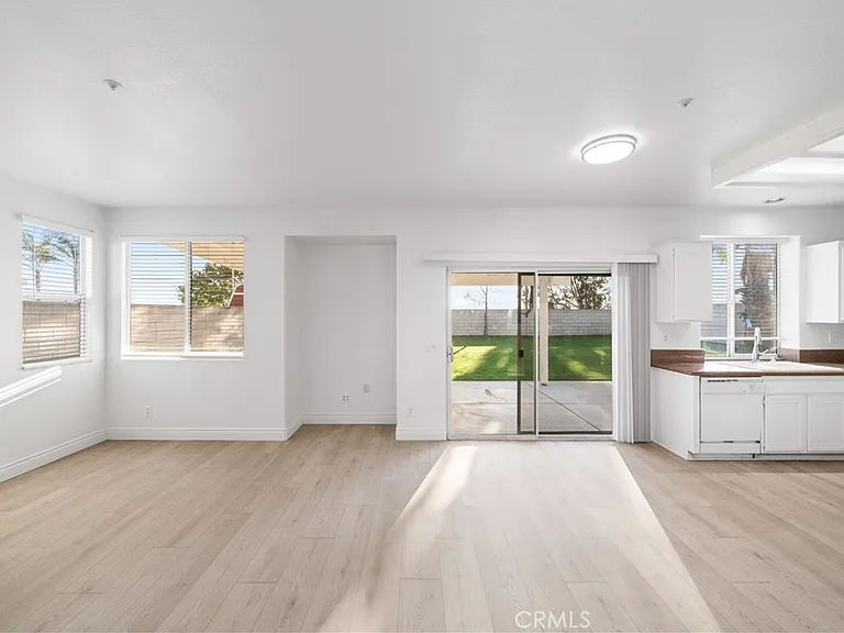 6766 Royal Crest Ct — Photo 12
