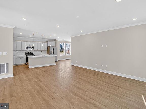 3rd image of 617 Harrington St