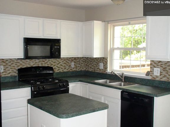 Spacious kitchen w/ gas