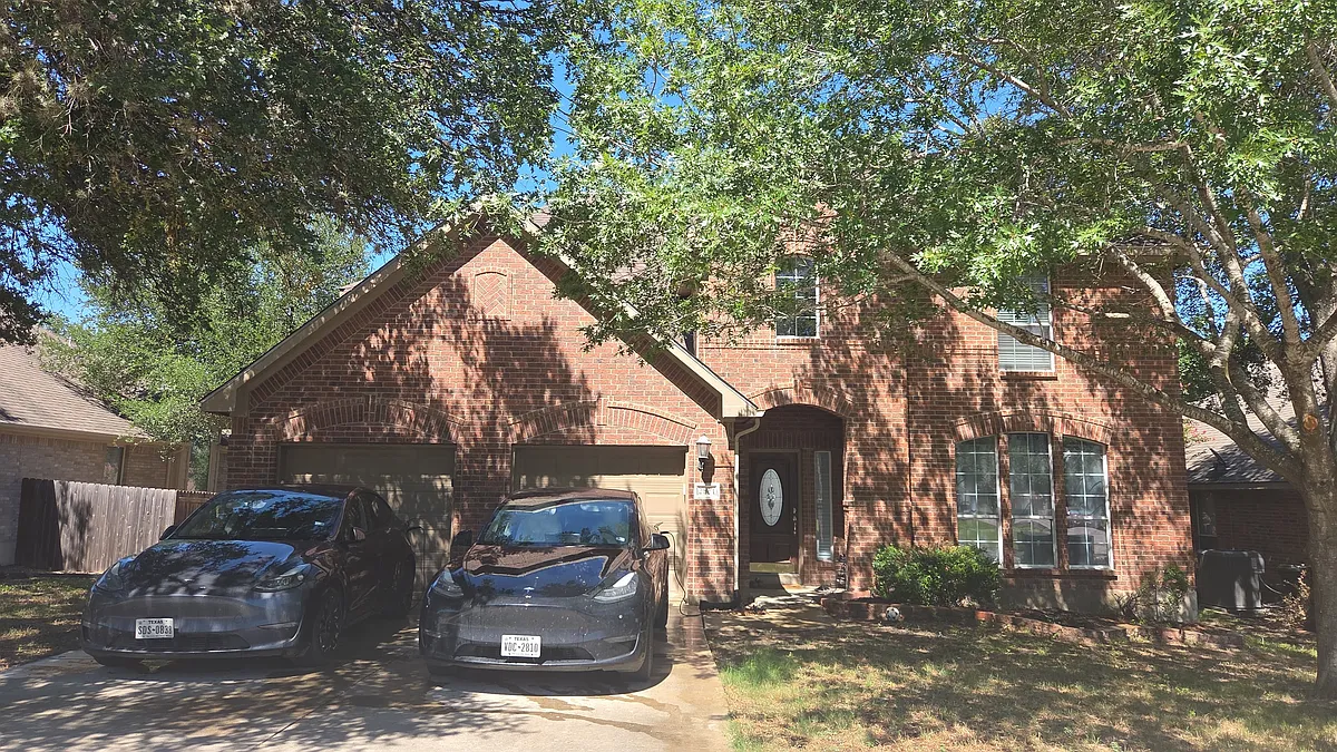 Two car garage on a quiet street - 2524 Woodbridge Way