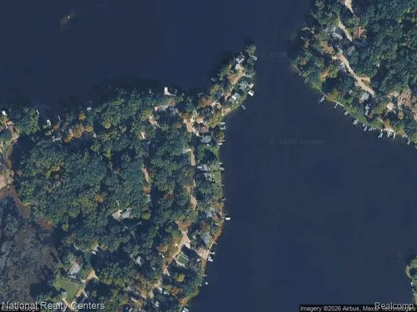683 Lakeshore Dr, Columbiaville, MI 48421