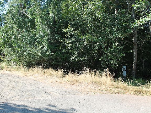 4th image of 131 SE Lupine Pl