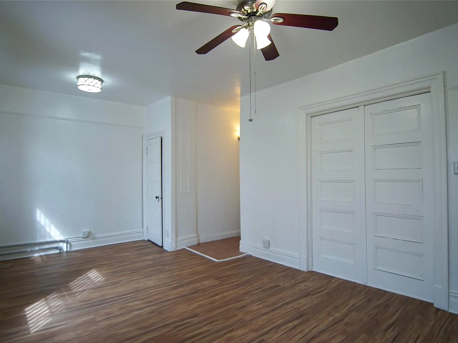 3 bed, 1.0 bath, 1250 sqft, $3,753 — Photo 2
