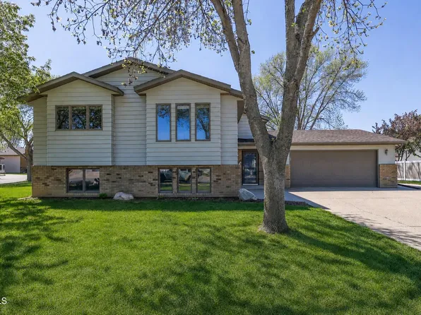 411 Laredo Dr, Bismarck, ND 58504
