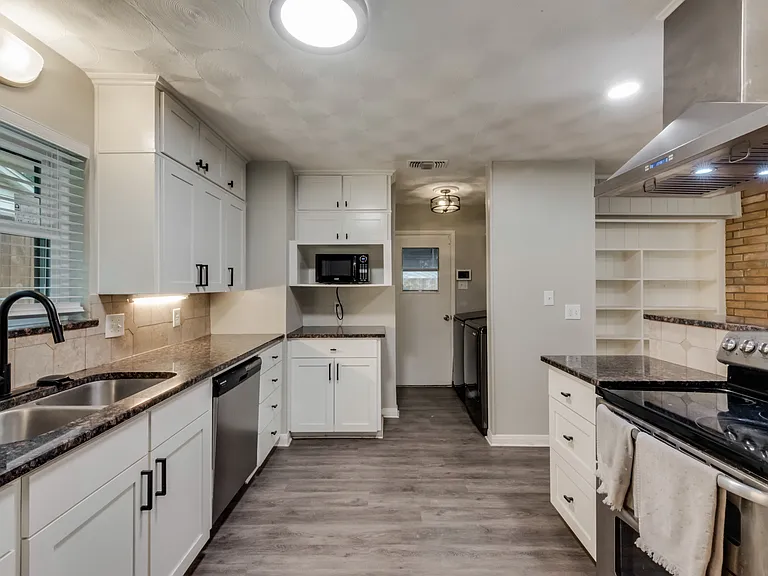 1718 Westminster Dr — Photo 14