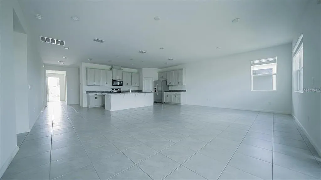 4 bed, 3.0 bath, 2206 sqft, $2,600 — Photo 3