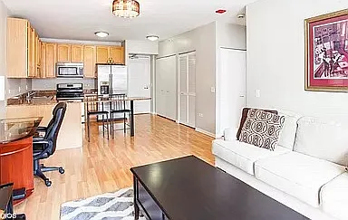 1 bed, 800 sqft, $2,500 — Photo 3
