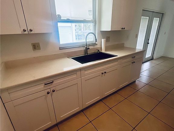 3rd image of 504 W 9th St