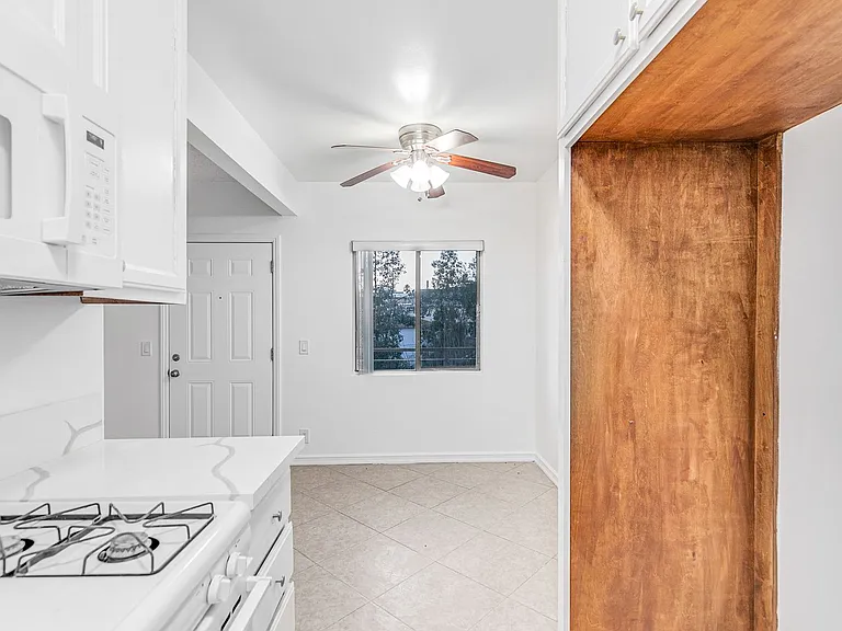 5923 Carlton Way — Photo 7