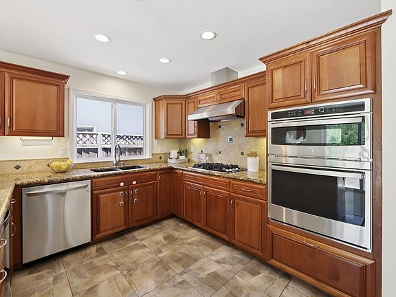 5th image of 219 Kensington Way