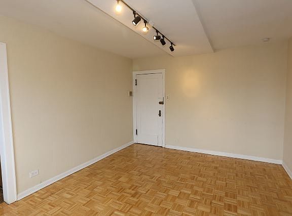 4th image of 739 W Belmont Ave APT 204