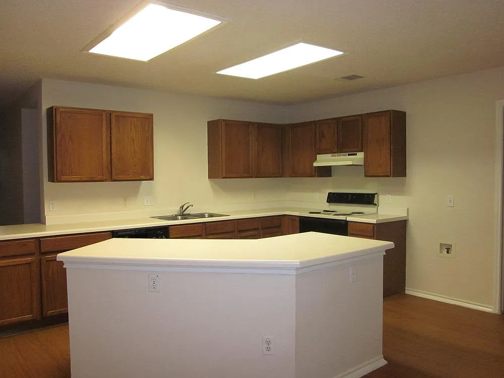 4 bed, 2.5 bath, 2450 sqft, $1,995 — Photo 3