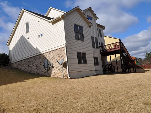 Huge un-fenced yard.