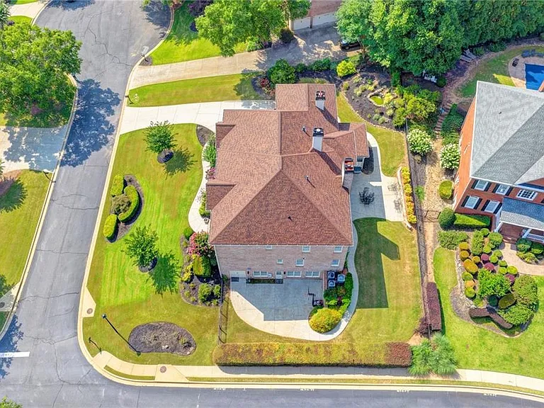 8910 Pinehurst Cv — Photo 113