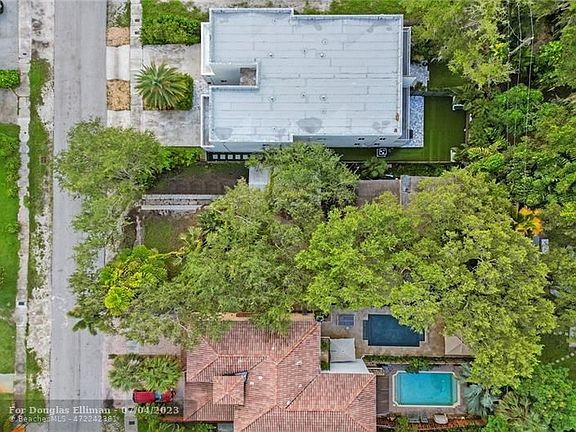 5th image of 838 SW 16th St