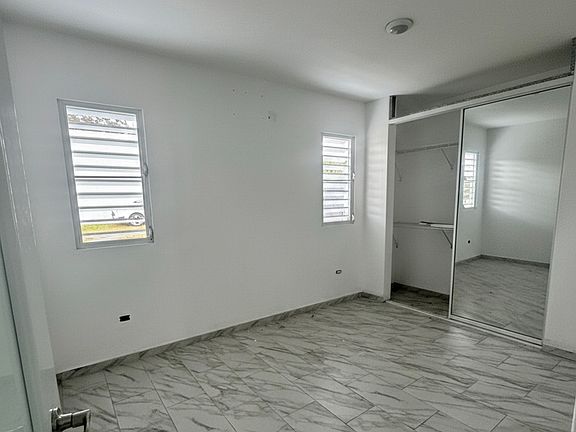 3rd image of 75 Calle 823