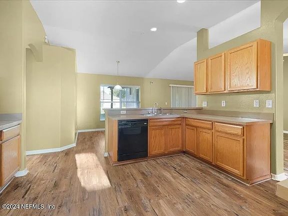 5th image of 170 Pine Grove Dr