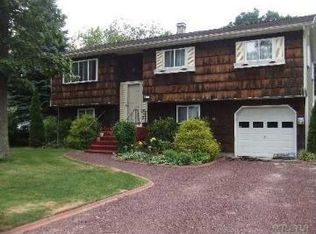 11 Old Neck Rd S, Center Moriches, NY 11934