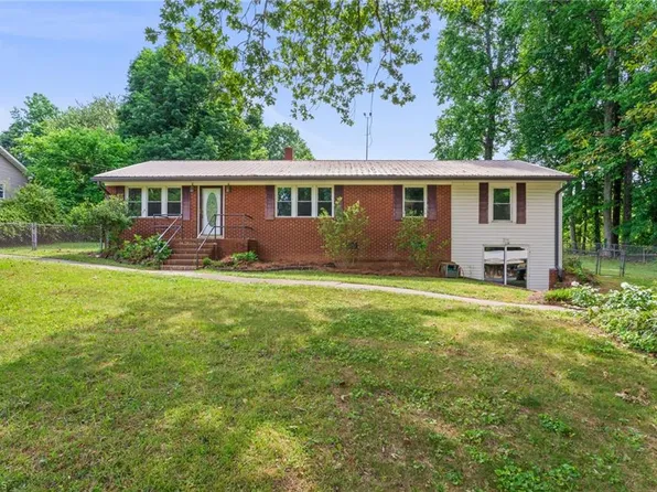 212 Lakeview Dr E, Thomasville, NC 27360