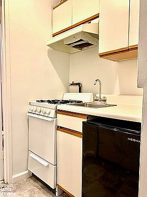 3rd image of 308 E 49th St APT 3B