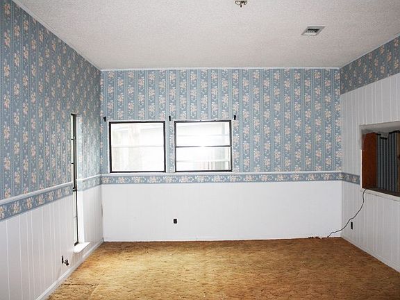 3rd image of 15329 Wayne Dr